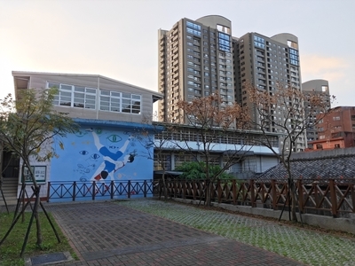 後方為工藝大樓圖片