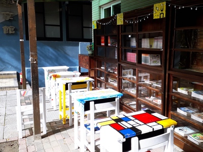 校園閱讀角位於藝享館前圖片