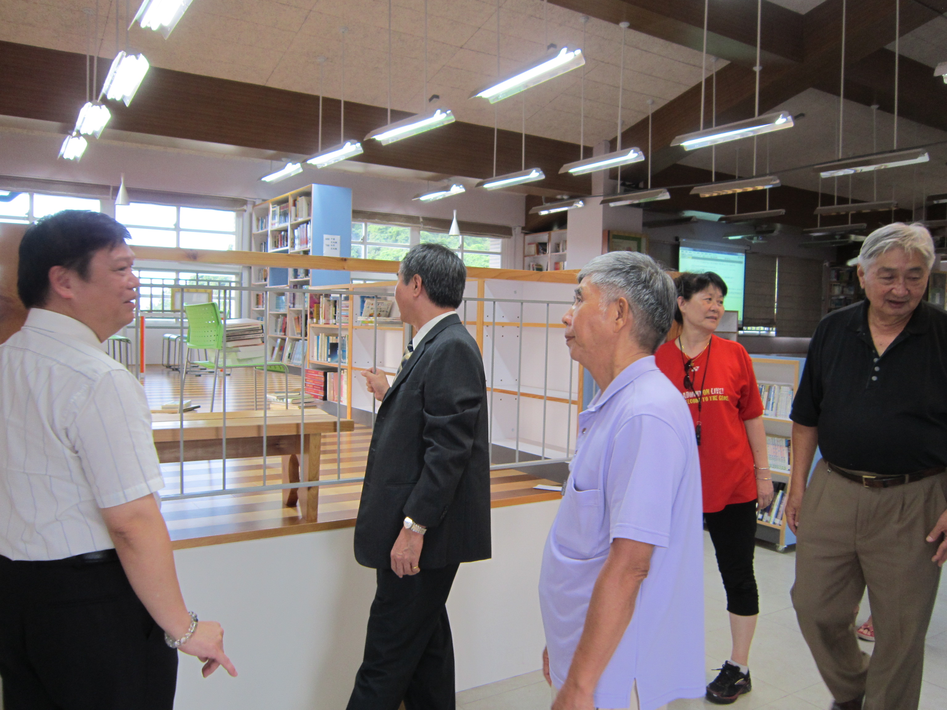 參觀學校圖書館9